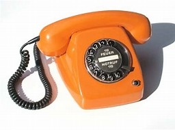 altes orangefarbenes Telefon mit Wählscheibe, © https://upload.wikimedia.org/wikipedia/commons/e/ed/Telefon04_2.jpg