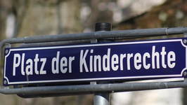 Straßenschild: Platz der Kinderrechte