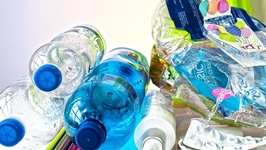 Plastikmüll und -flaschen