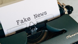 Fake News-Schriftzug auf einer Schreibmaschine