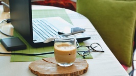 Homeoffice, Kaffeetasse und Laptop