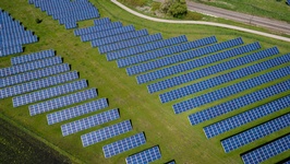 Feld mit Solarpaneelen