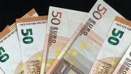 50-Euro-Scheine liegen aufgefächert auf einer Unterlage