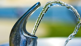 Trinkbrunnen mit Wasserstrahl
