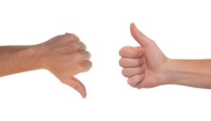 Zwei Hände, eine Hand Daumen rauf-Zeichen, die andere Daumen runter-Zeichen