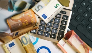 Taschenrechner, neben dem Euroscheine liegen