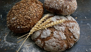 Drei Brotlaibe mit Getraideähre