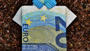 20 Euro Schein zu einem Hemd gefaltet 