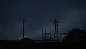 Strommast in der Nacht