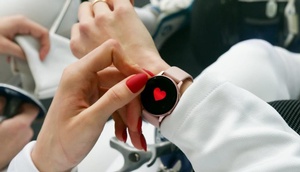Frau mit Smart Watch