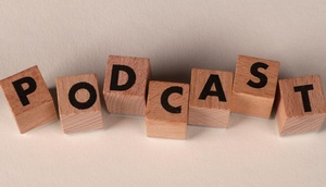 "Podcast" aus Holzwürfel mit Buchstaben