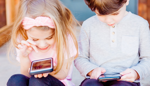 Kinder spielen mit Smartphones