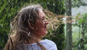 Junge Frau die lachend im Regen tanzt, Ausschnitt Cover 