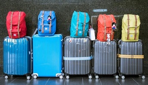 bunte Koffer und Reisetaschen