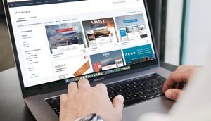 Mann schreibt am Laptop