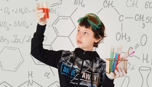 Junge experimentiert im Chemieunterricht