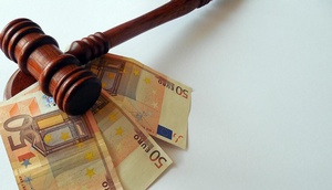 Gerichtshammer und Euroscheine