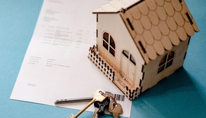 Miniatur-Haus mit Schlüssel