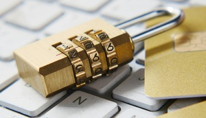 goldenes Vorhängeschloss liegt auf weißer Tastatur