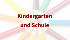 Schriftzug "Kindergarten und Schule" auf buntem Untergrund