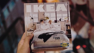 Hand hält Ikea-Katalog