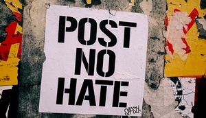 Aufkleber mit dem Satz "Post No Hate" auf einer Wand