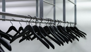 Mehrere Kleiderhaken hängen leer in Garderobe