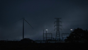 Strommast in der Nacht