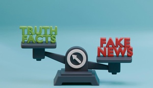 Schriftzüge "Truth Facts" und "Fake News" auf Waage
