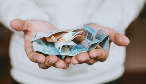 Hände halten mehrere Euro-Geldscheine