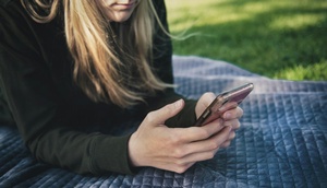 Junge Frau mit Smartphone in der Hand
