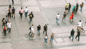 Menschen gehen in Fußgängerzone
