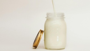 Schraubverschlussglas mit Milch