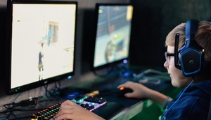 Junge spielt am Computer
