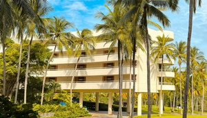Hotel-Anlage mit Palmen
