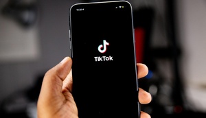 TikTok-Logo auf Smartphone