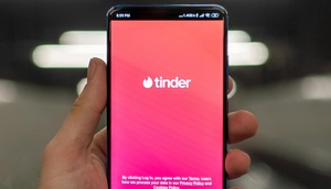 Tinder-App wird auf Smartphone angezeigt