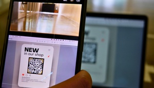 CQ Code wird mit Smartphone gescannt