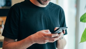 Mann blickt auf Smartphone