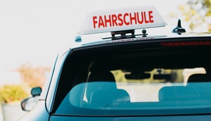 Auto mit Dachwerbung "Fahrschule"