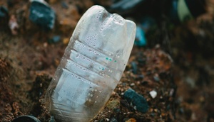 Plastikflasche in einem Haufen Abfall
