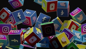 Ansammlung von Würfeln, die jeweils das Logo von bekannten Social Media Plattformen aufweisen