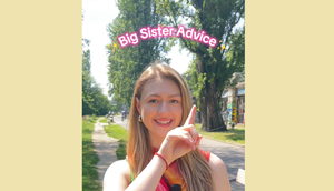 Eine junge Frau geht durch den Park und zeigt auf den eingeblendeten Schriftzug "Big Sister Advice" über ihr.