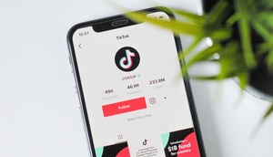 Ausschnitt Handybildschirm mit offenen TikTok-App