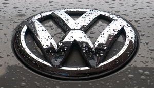 Regen auf dem VW-Emblem