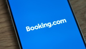 Schriftzug Booking auf Handy-App