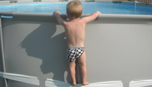 Kind steht auf Poolbeine