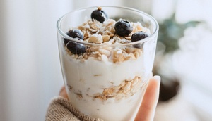 Müsli mit Joghurt und Heidelbeeren