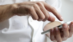 Mann hält Smartphone in der Hand
