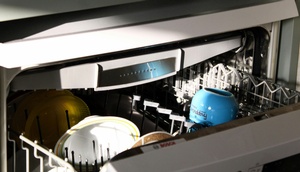 Ausschnitt eines offenen Geschirrspülers